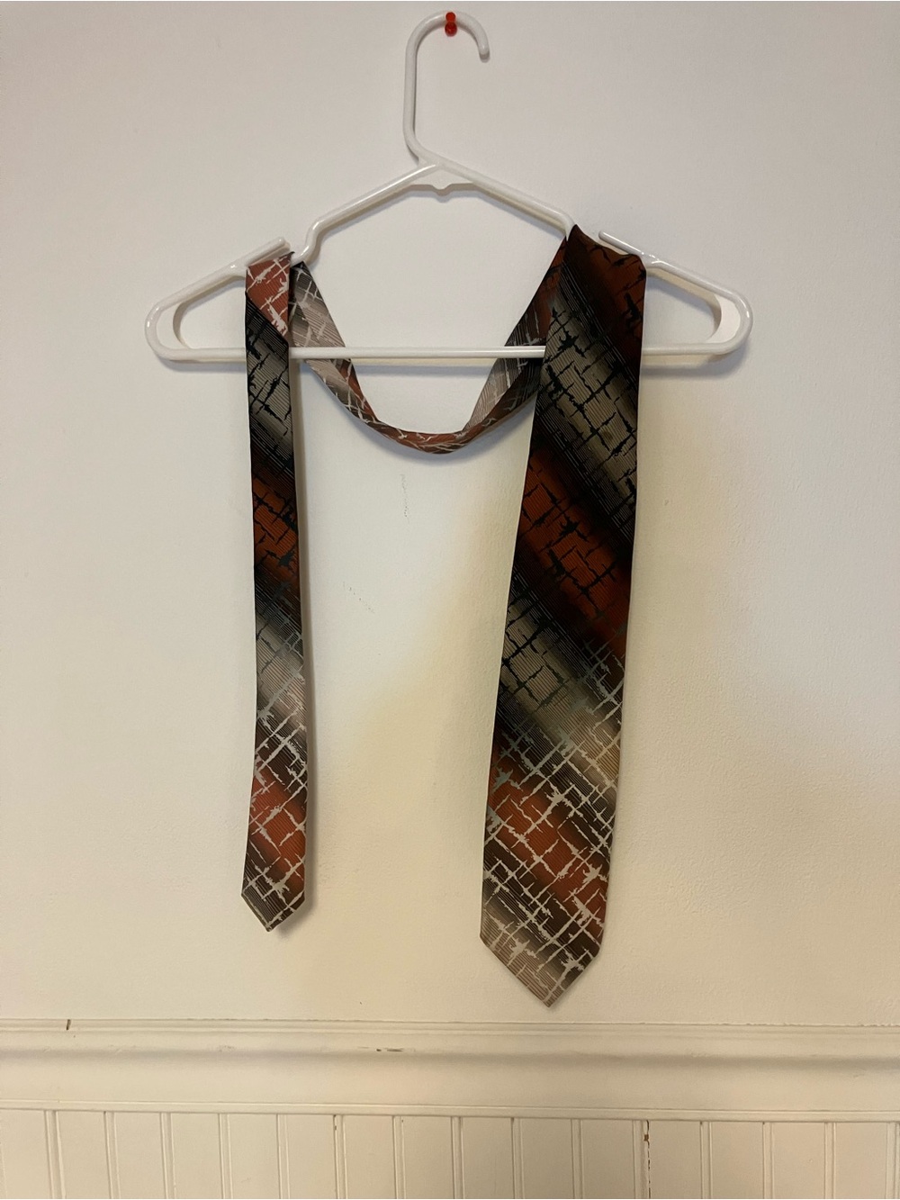 Men's Brown and Black Geometric Pattern Tie